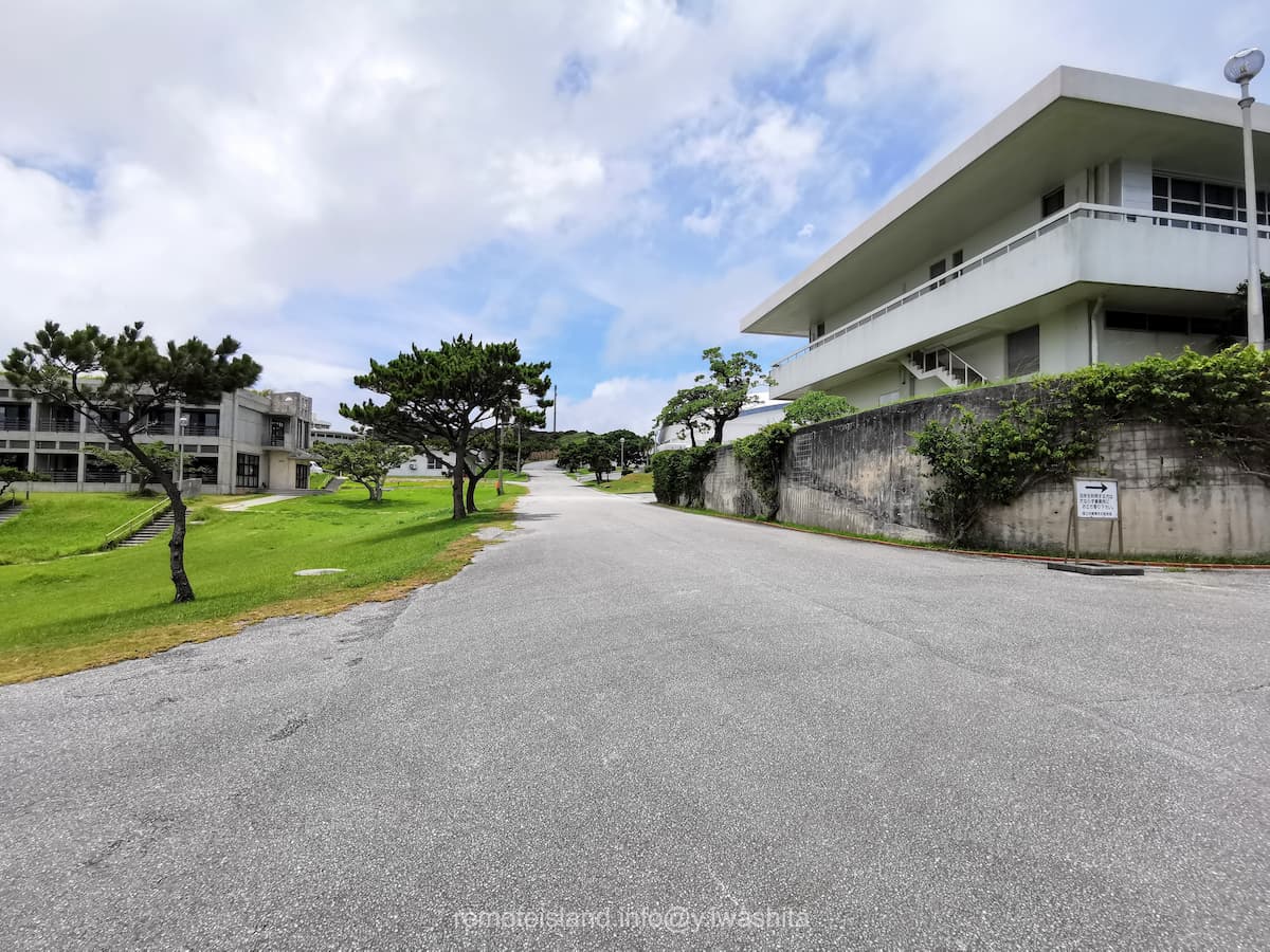 04国立沖縄青少年交流の家敷地内.jpg 04国立沖縄青少年交流の家敷地内