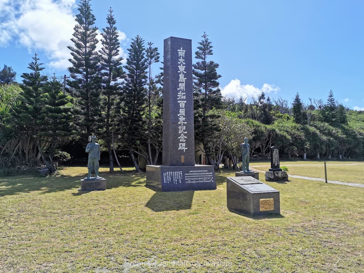 16開拓百周年記念碑.jpg 16開拓百周年記念碑