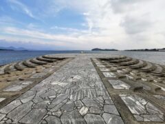 島の中心の笛吹郷から最も近い船瀬海水浴場と牛の塔【小値賀島】