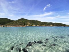 鳥山島の向かいにある小浦海水浴場 ライトブルーの海が綺麗【福江島】