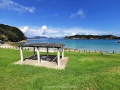 頭ヶ島大橋で中通島とつながる頭ヶ島 集落の目の前にある白浜【頭ヶ島】