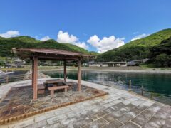 のどかな集落にある船着き場内に整備された堤海水浴場【若松島】