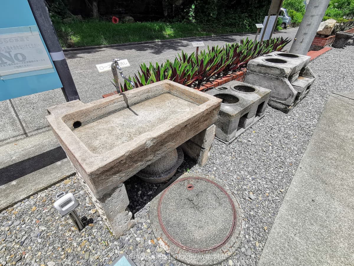 05ロース石製洗しと二連かまど.jpg 05ロース石製洗しと二連かまど