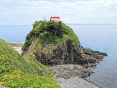 アイヌの城跡！海岸の岩山にある宮津弁天宮【北海道 奥尻島 観光】
